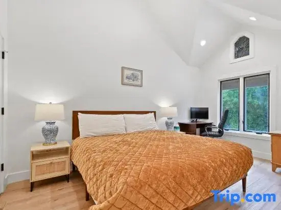 3Br Home Central to Main Street and Hiking Trails, with Private Firepit, Hot Tub & Balcony