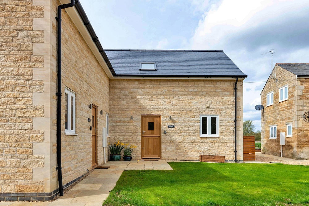 Pet-friendly Cottage in Countryside, No Deposit