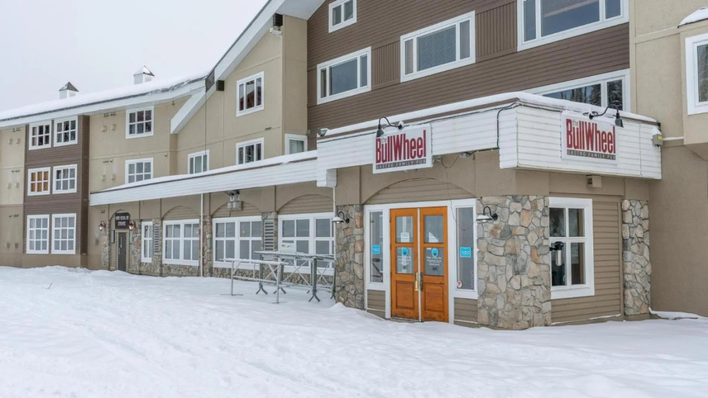 Coyote Creek - Large Ski In/Ski Out Chalet with Amazing Views & Private Hot Tub