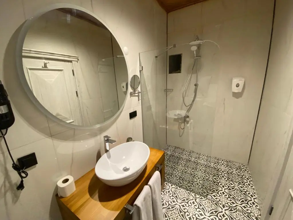 Deluxe Double room (full double bed)