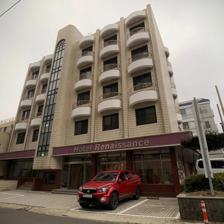 Renaissance Hotel - Hostel