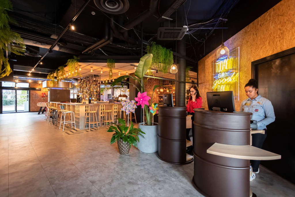 Lobby & Reception
