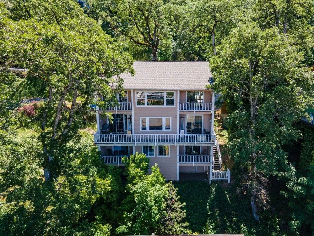 Gorge View 365 4 Bedroom Home by RedAwning
