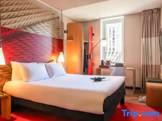 (1)Superior room at Ibis Rotterdam City Centre in Rotterdam