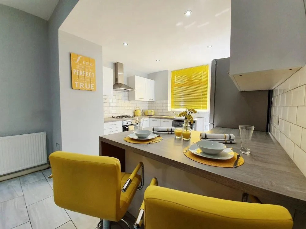 Sunflower Suite under Sasco Apartments - фото 16