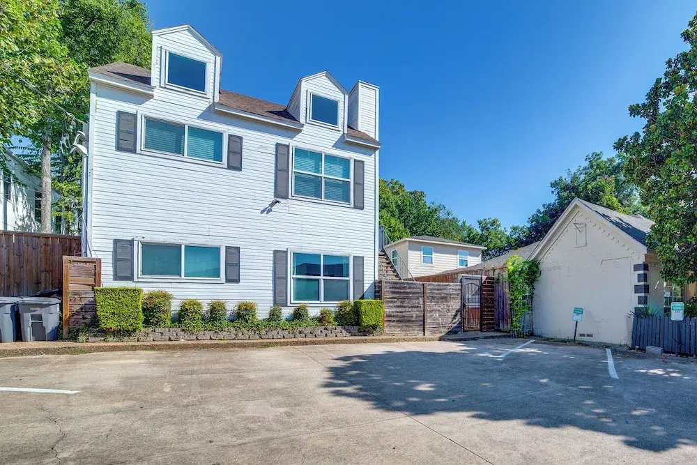 3 Mi to Downtown Dallas: Sleek Condo w/ Patio