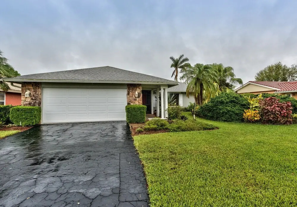 Rovigo Vacation Rental: Spacious Retreat with Panoramic Lake Views in Kings Lake. 4-BR, 4-Bathroom Home with Private Pool, just 3.4 Miles from the Vibrant Fifth Avenue South and Naples Attractions