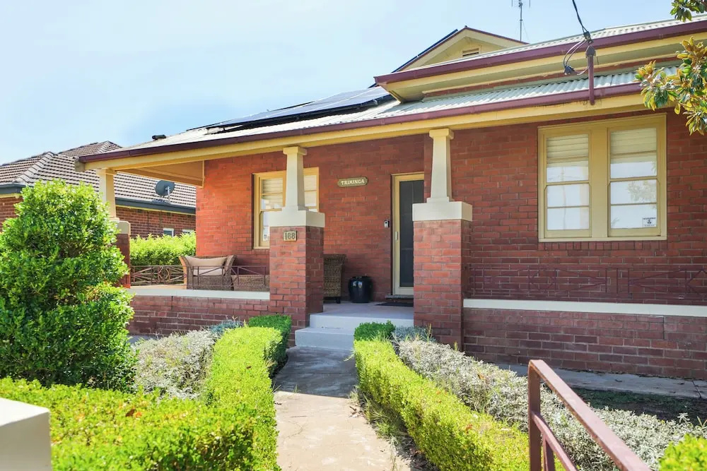 Dubbo 4BR Retreat with Kitchen & Patio in Dubbo
