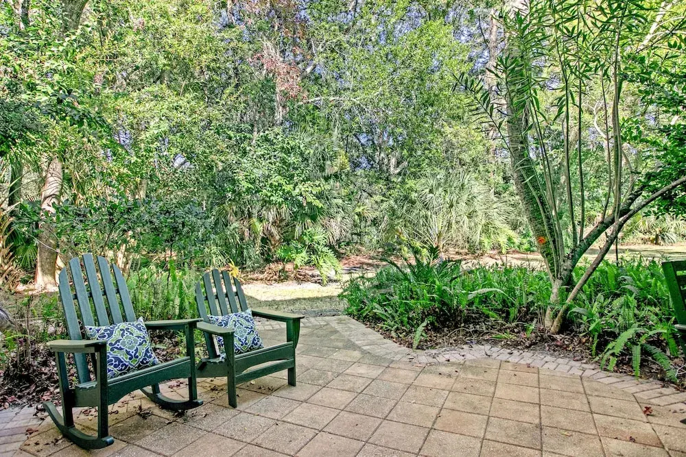 Wonderful Home Close to Everything W/shared Pool, Free Wifi, Central AC