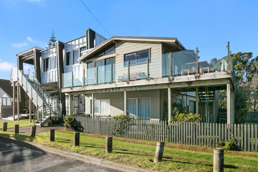 The White Haus - Waihi Beach Upstairs Holiday Unit