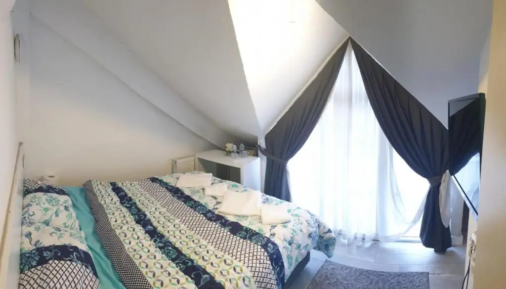 Standard Double room with balcony (full double bed)