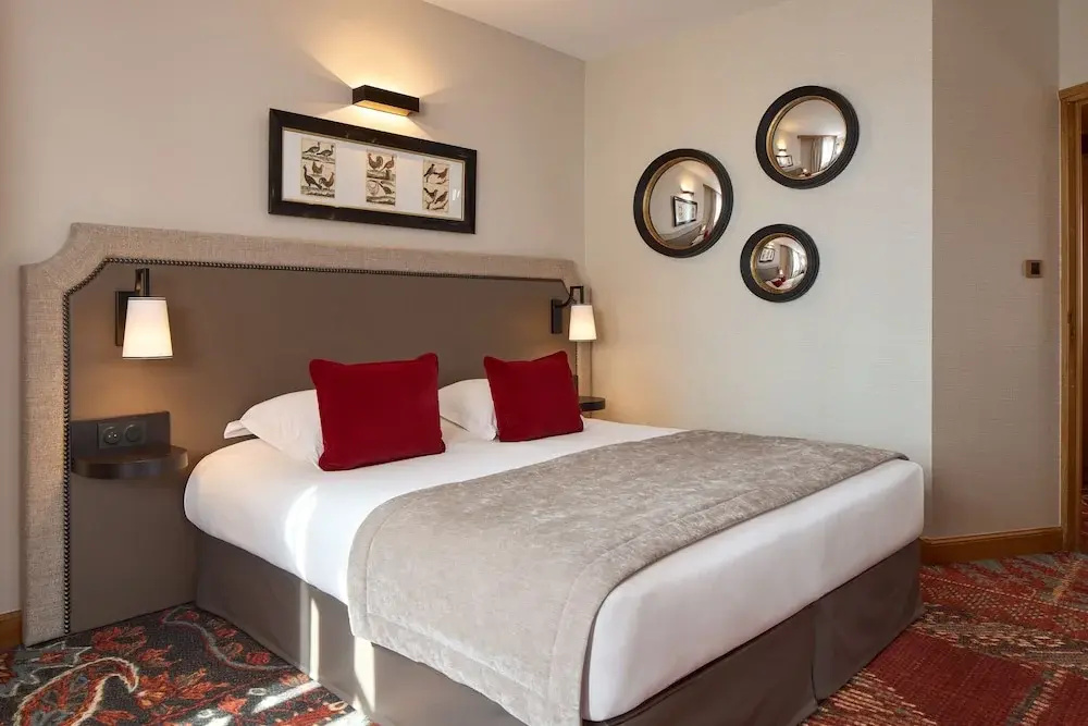 Double Suite with city view (full double bed)