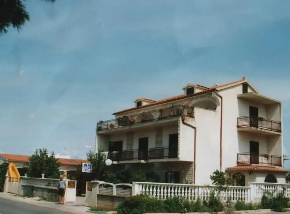 Apartment With Terrace and Sea View Brodarica