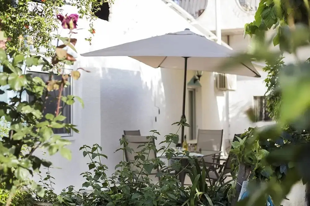 Relax in Elliniko Hidden Gem-vintage Bungalow With Garden and Hot Tub in an Iglo
