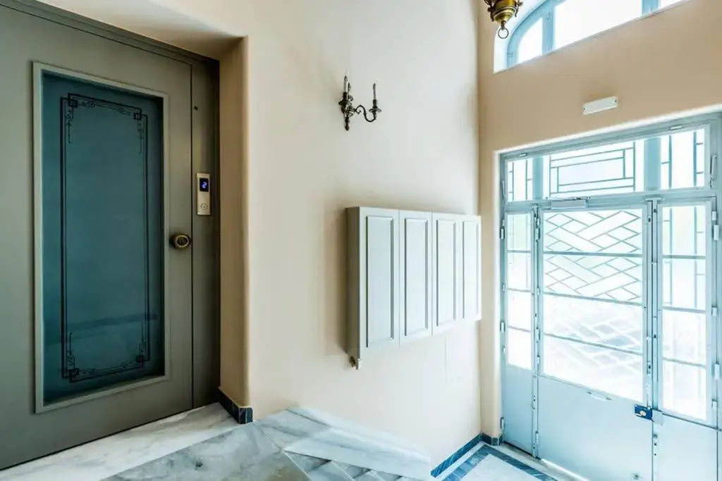 Neoclassical apartment with 3 bedrooms in Piraeus - фото 11