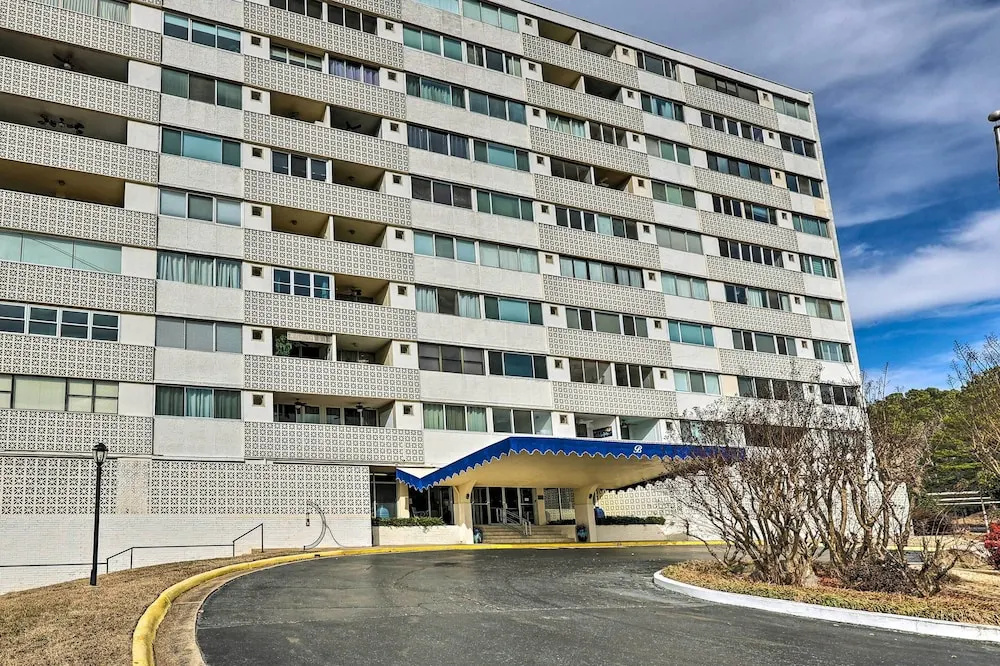 Views & Pool Access: Quaint Condo in Hot Springs!