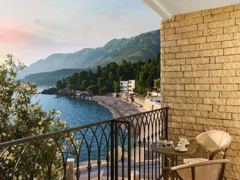 Villa with balcony and seafront