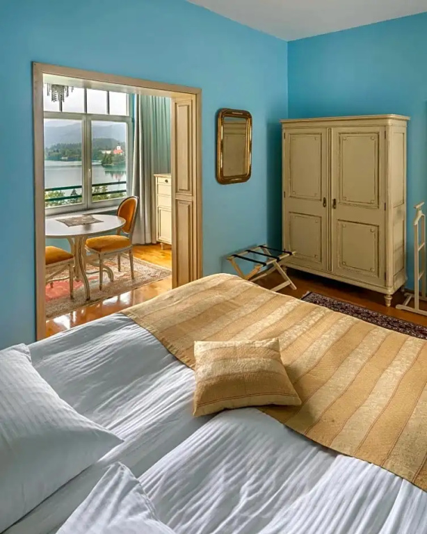 Double Suite with lake view (full double bed)