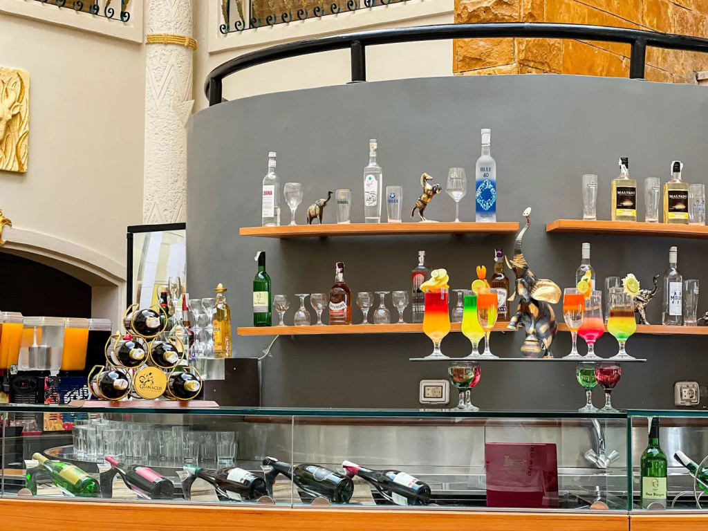 Sentido Caribbean world soma Bay: A well-stocked bar serves colorful cocktails alongside a selection of bottled drinks.