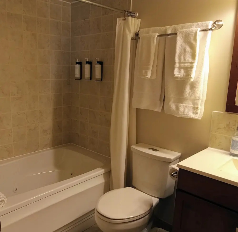 Superior Basement room with lake view