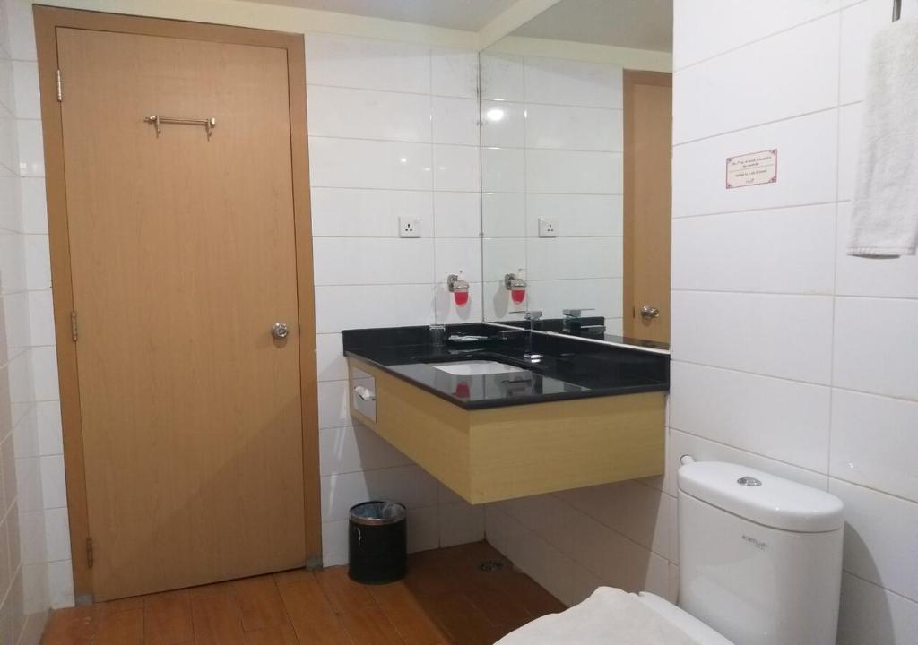Двухместный номер Standard двуспальная кровать в OYO 666 D' Grande Hotel Batam