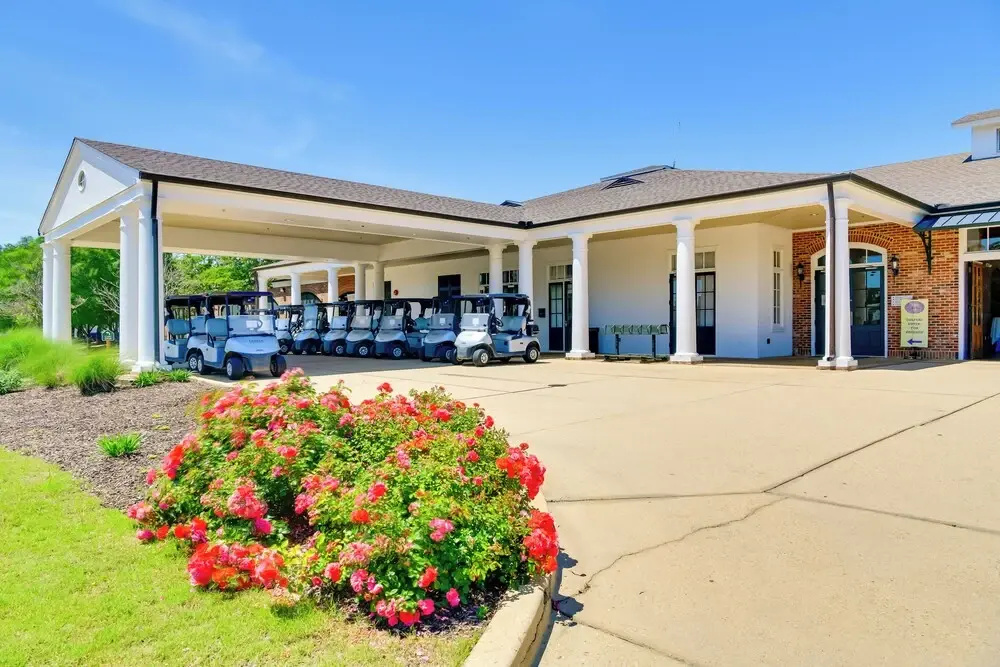 Spacious Springfield Home w/ Golf Course View!