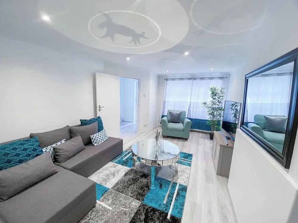 3br-sleeps5-parking-neartrainstation