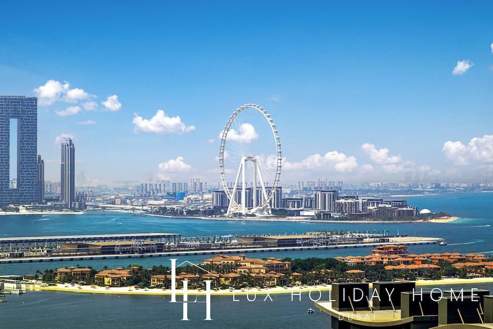 LUX Iconic Views at Palm Tower Studio 5