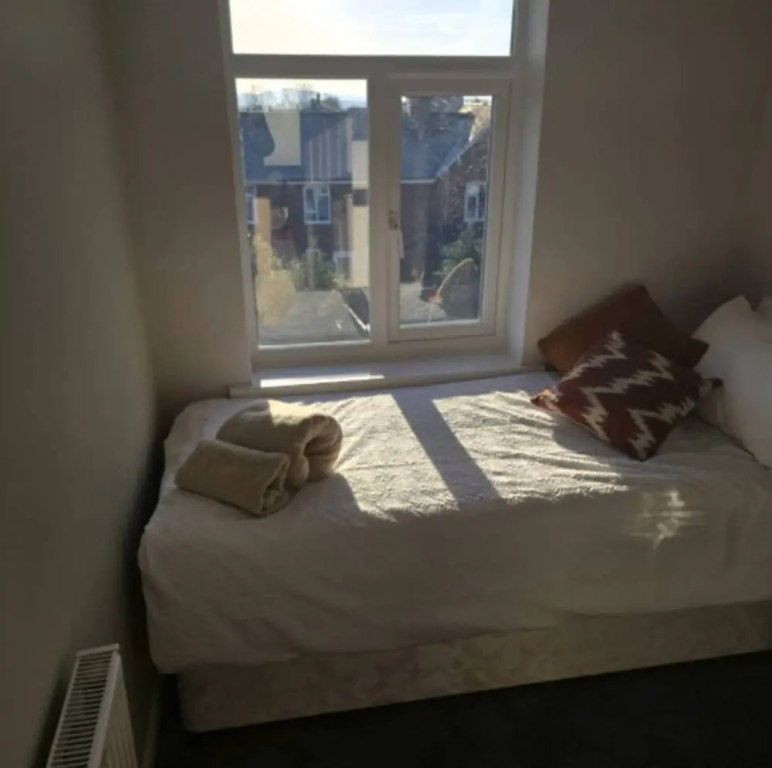 West Midlands Home - 3BR w Free Parking and Wifi