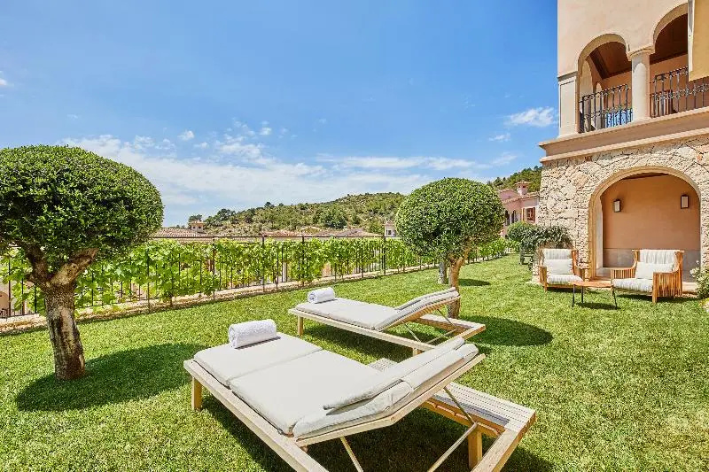 2 Bedrooms Suite with garden view