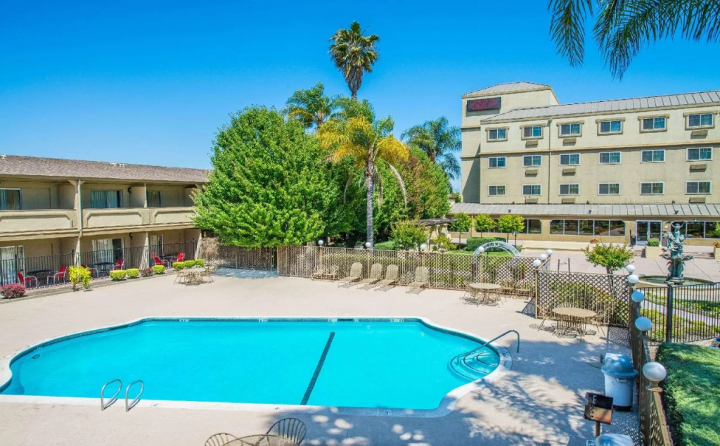 Ramada by Wyndham West Sacramento Hotel and Suites - Général