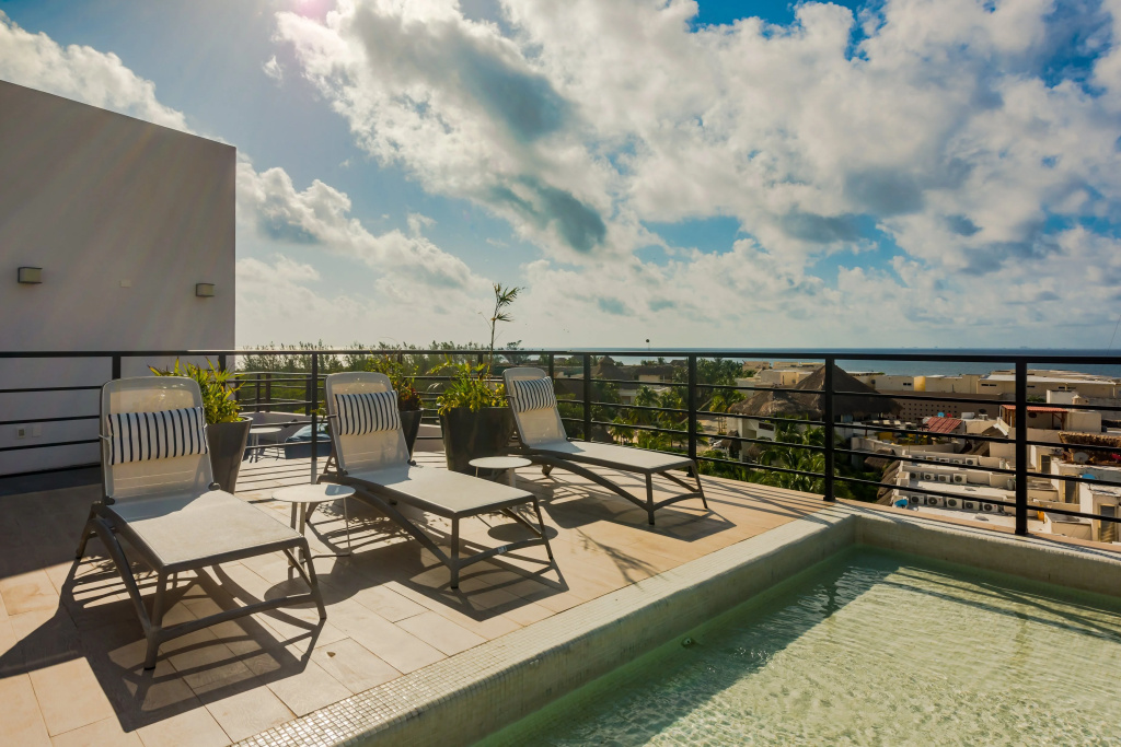 Entire modern apartment | 2 min walk to the beach | private rooftop pool