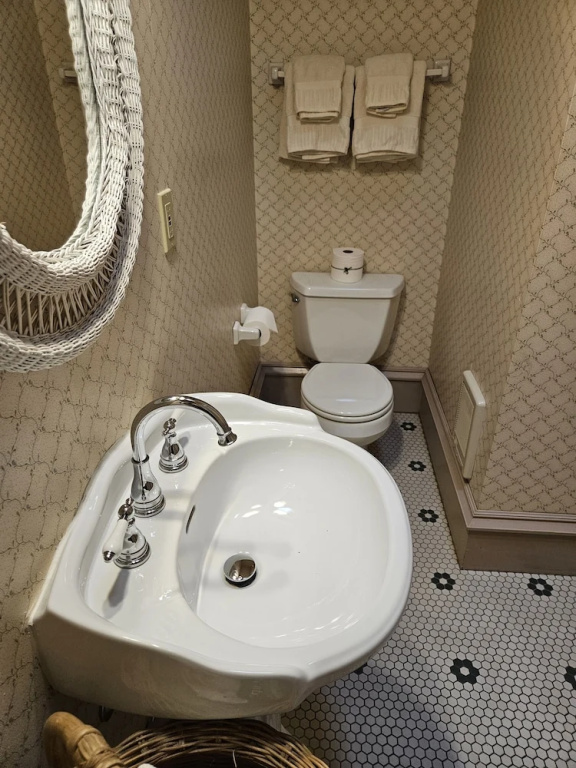 Standard Double room with courtyard view (full double bed)