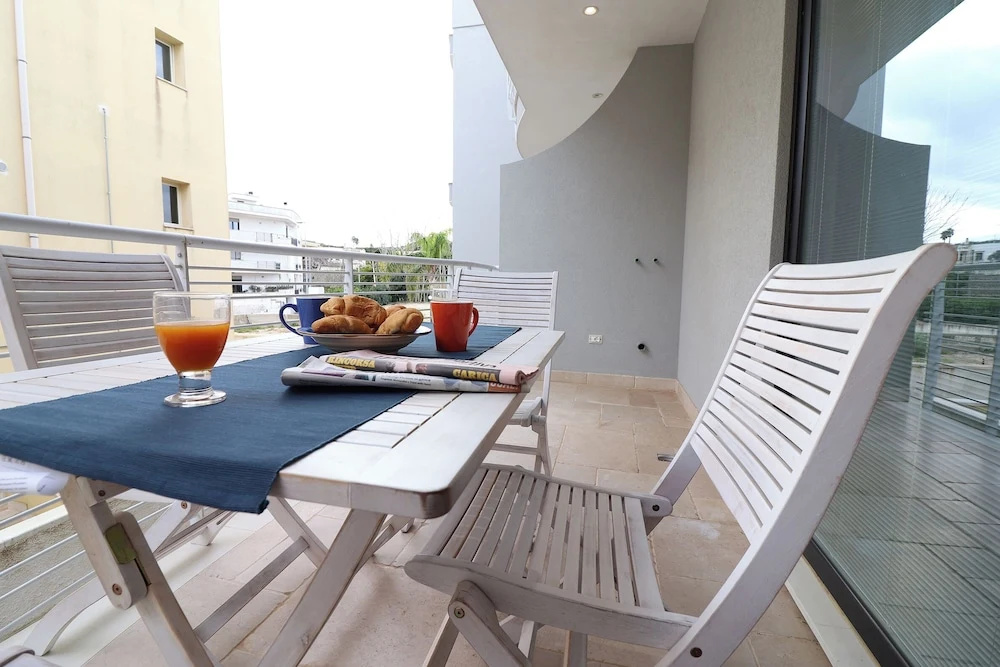 Casa Maya Modern Open-space Apartment Steps From Otrantos Seafront