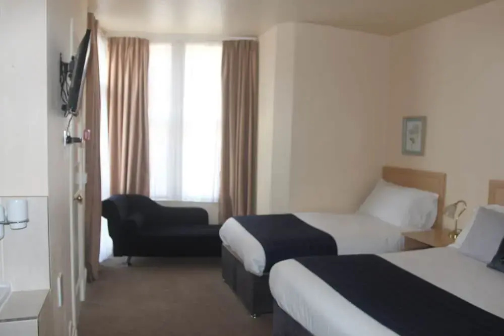 Standard Triple room with garden view