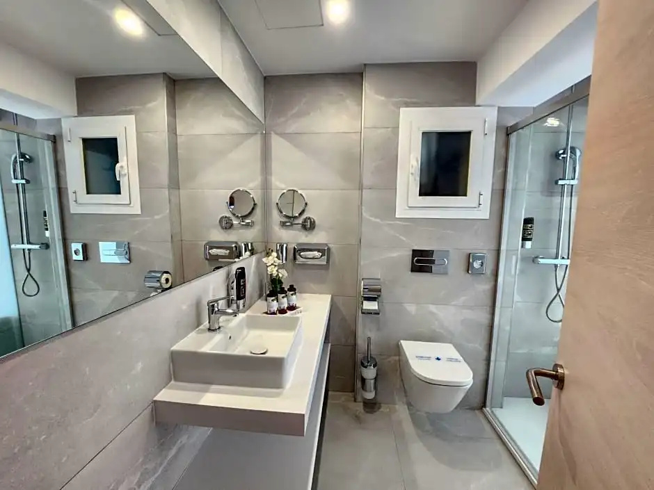 Superior Double room with partial sea view (full double bed)