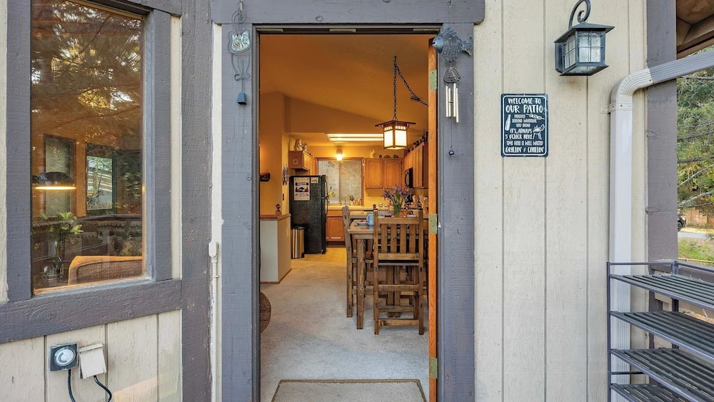 Cabin by Enchanting Managed by Avantstay Storybook Mountain Retreat Stone Fireplace + Vaulted Ceilings + Wraparound Deck Near Village