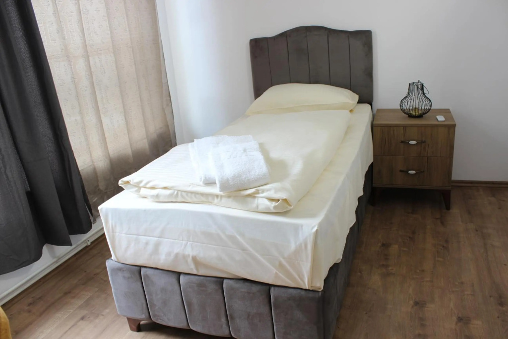 HR RoomS — 5