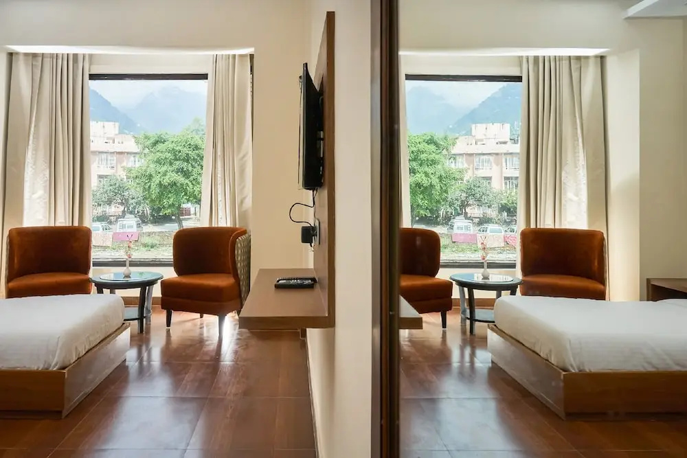 2 Bedrooms Standard Family room with mountain view