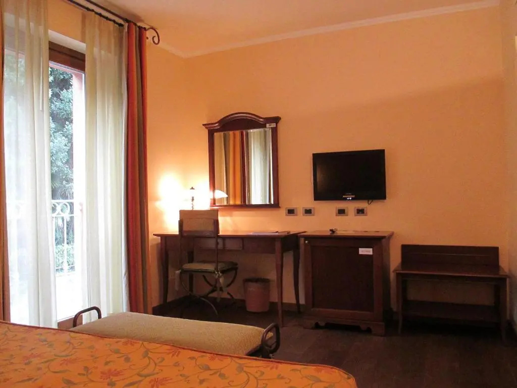 Standard Double room with street view (full double bed)