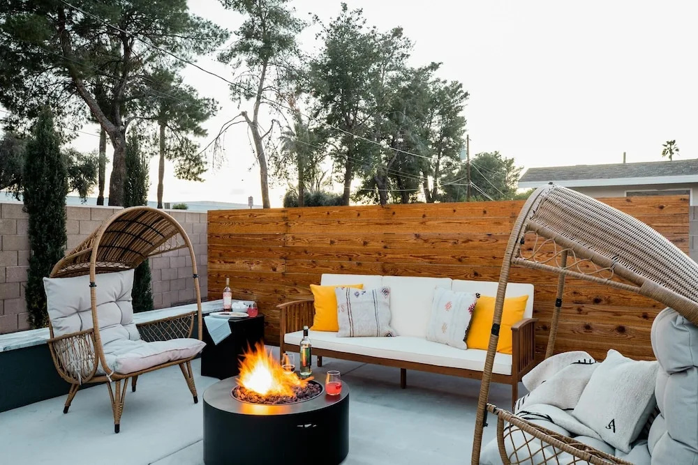 Daisy - Modern Home w Spacious Backyard, Pool & Table Tennis