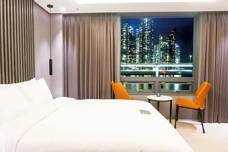 Deluxe Double room with ocean view (full double bed)