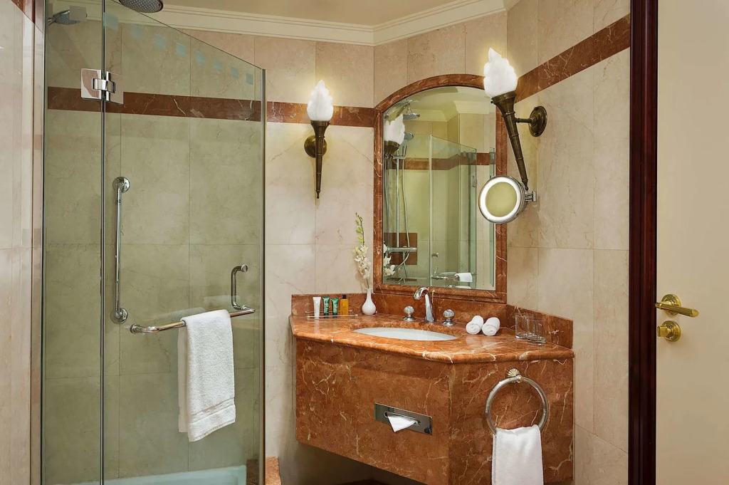 Metropolitan Palace - фото 10