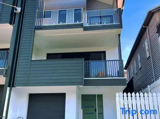 Brand new 4-bedroom duplex apartment with central air conditioning