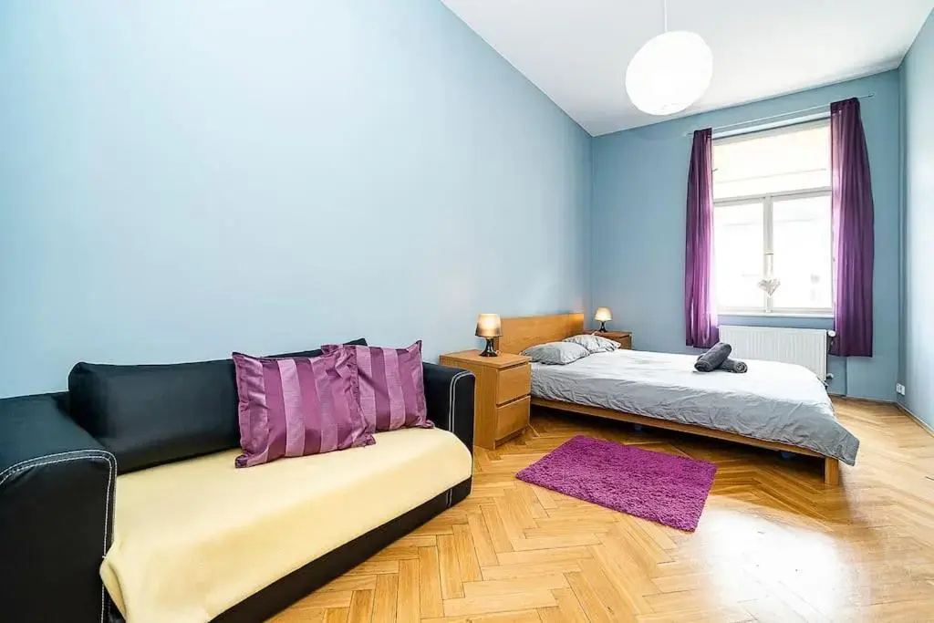 Cozy and sunny apartment in uptown