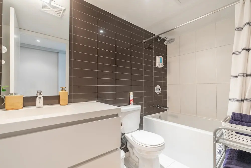 Simply Comfort Stunning Downtown Condos - фото 9