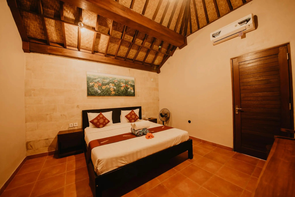 5 Bedrooms Villa