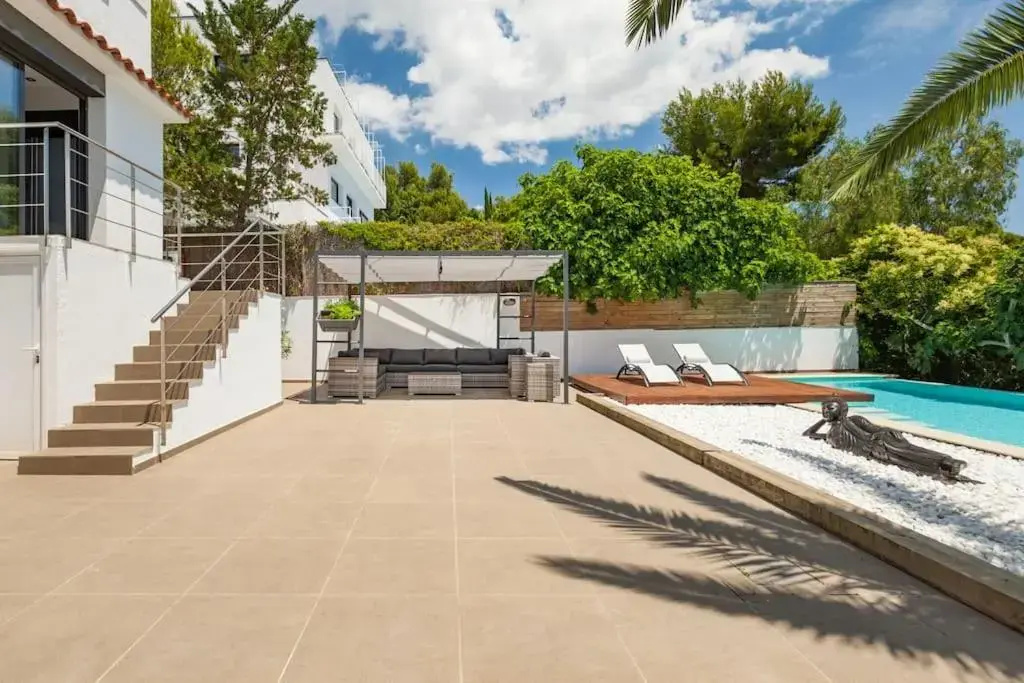 Moderna villa con piscina y amplio jardín