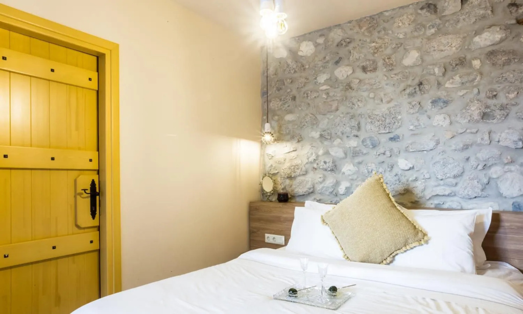 Efterpi Double room (full double bed)