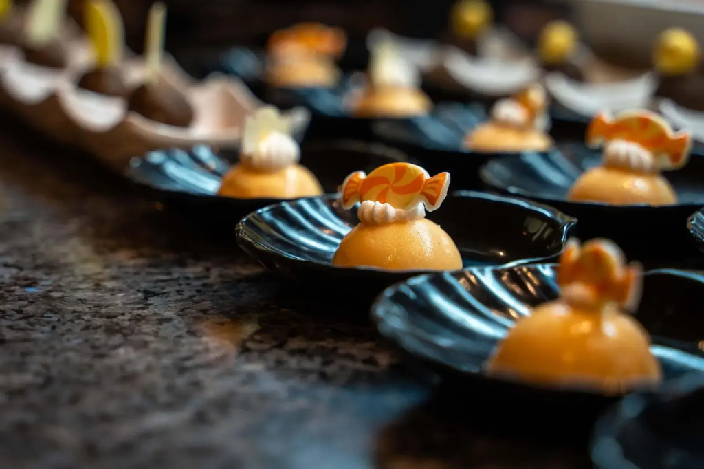 Mövenpick Waterpark Resort & Spa Soma Bay: Small desserts are arranged on individual plates along a counter.